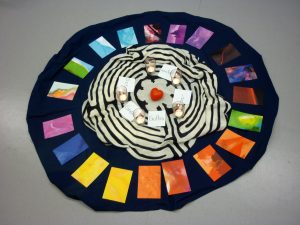Mittegestaltung mit Kerzen, Labyrinth und farbigen Karten